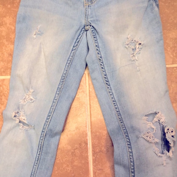 3/$25 - Hollister torn skinny jeans - Picture 4 of 9